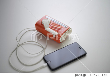 防災ラジオからスマホに充電 防災ラジオからスマホに充電 104759136