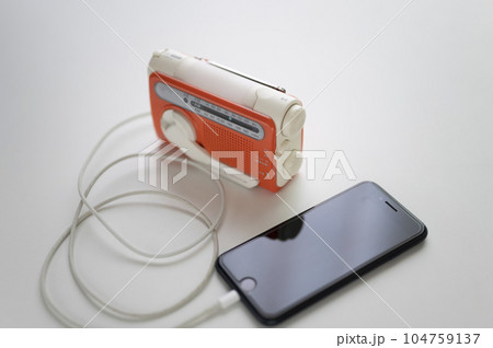 防災ラジオからスマホに充電 防災ラジオからスマホに充電 104759137