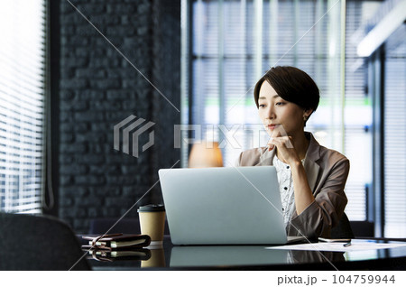 女性　ビジネス　パソコン　真剣　考える 104759944