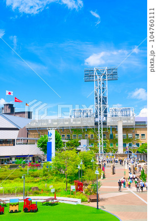 【兵庫県】8月・夏の甲子園球場と西宮市の街風景 【兵庫県】8月・夏の甲子園球場と西宮市の街風景 104760111