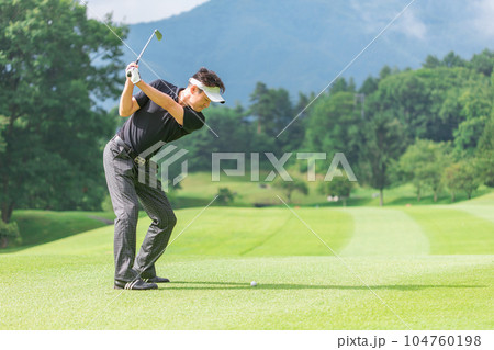 ゴルフ場でアイアンショットをするゴルファーの男性 ゴルフ場でアイアンショットをするゴルファーの男性 104760198