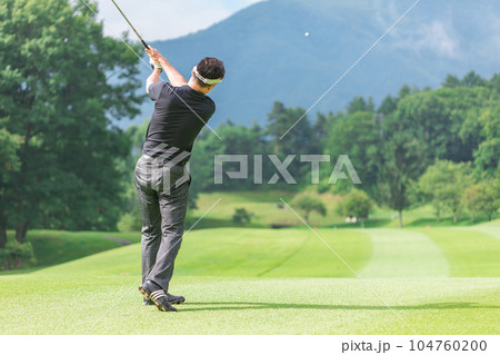 ゴルフ場でアイアンショットをするゴルファーの男性 104760200