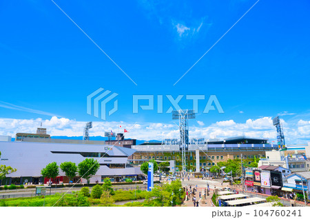 【兵庫県】8月・夏の甲子園球場と西宮市の街風景 【兵庫県】8月・夏の甲子園球場と西宮市の街風景 104760241