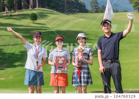 ゴルフ場でゴルフコンペ・大会・賞をもらうゴルファーの男女 104760329
