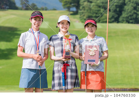 ゴルフ場でゴルフコンペ・大会・賞をもらうゴルファーの女性 104760330