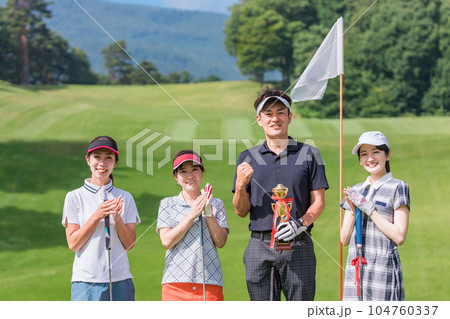 ゴルフ場でゴルフコンペ・大会・賞をもらうゴルファーの男女 104760337
