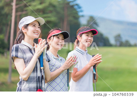 ゴルフ場で応援するゴルファーの女性（拍手） 104760339