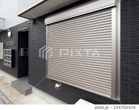 住宅の窓シャッター 104760426