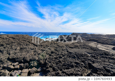 南原千畳岩海岸の溶岩台地と風景 南原千畳岩海岸の溶岩台地と風景 104760493