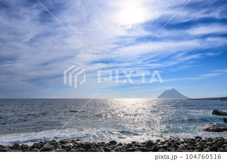 横間ヶ浦の海岸から見えた八丈小島 104760516