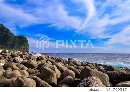 横間ヶ浦の玉石と風景 横間ヶ浦の玉石と風景 104760517