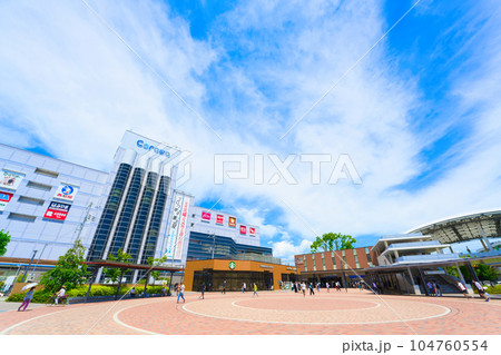【兵庫県】8月・青空と阪神甲子園駅前の街風景 104760554