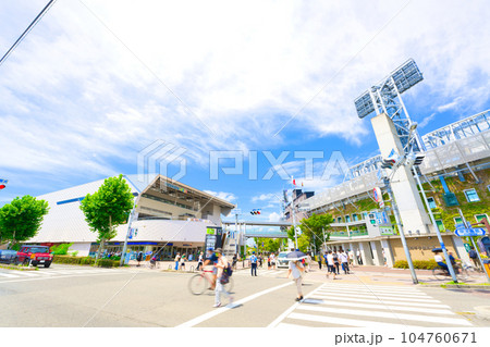 【兵庫県】8月・夏の甲子園球場と西宮市の街風景 【兵庫県】8月・夏の甲子園球場と西宮市の街風景 104760671