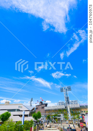 【兵庫県】8月・夏の甲子園球場と西宮市の街風景 【兵庫県】8月・夏の甲子園球場と西宮市の街風景 104760978
