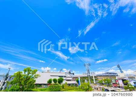 【兵庫県】8月・夏の甲子園球場と西宮市の街風景 【兵庫県】8月・夏の甲子園球場と西宮市の街風景 104760980