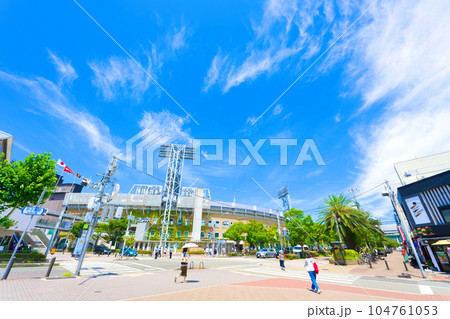 【兵庫県】8月・夏の甲子園球場と西宮市の街風景 【兵庫県】8月・夏の甲子園球場と西宮市の街風景 104761053