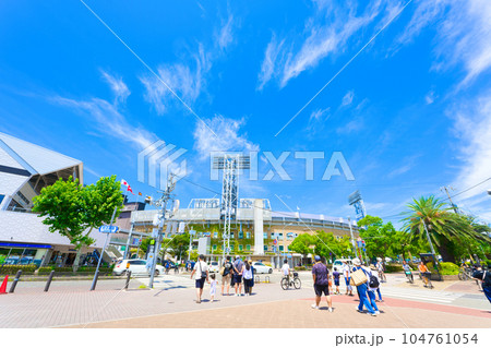 【兵庫県】8月・夏の甲子園球場と西宮市の街風景 104761054