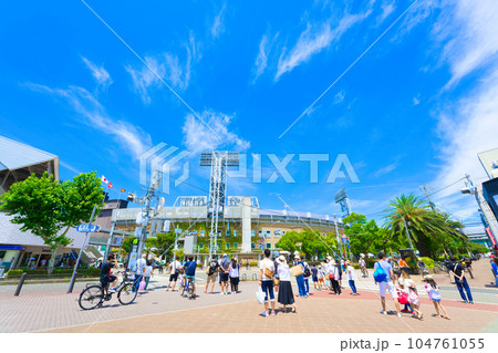 【兵庫県】8月・夏の甲子園球場と西宮市の街風景 104761055