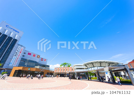 【兵庫県】8月・青空と阪神甲子園駅前の街風景 【兵庫県】8月・青空と阪神甲子園駅前の街風景 104761132
