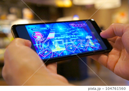 カフェでスマホゲームをプレイする人 カフェでスマホゲームをプレイする人 104761560