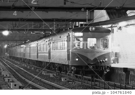 鉄道 国鉄 列車 80系 初期 3枚窓 姫路 山陽本線の写真素材 [104761840