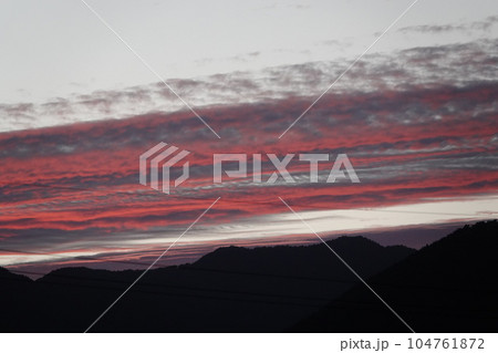 長野県埴科郡坂城町中之条の空に出現した神々しい夕焼け 104761872