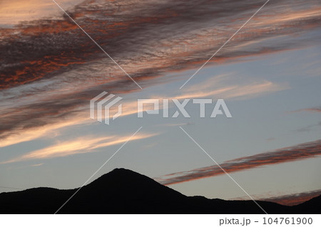 長野県埴科郡坂城町中之条の空に出現した神々しい夕焼け 長野県埴科郡坂城町中之条の空に出現した神々しい夕焼け 104761900