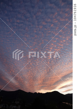 長野県埴科郡坂城町中之条の空に出現した神々しい夕焼け 長野県埴科郡坂城町中之条の空に出現した神々しい夕焼け 104761916