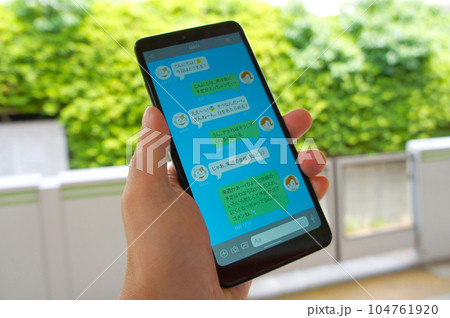 駅のホームでSNSをチェック 104761920