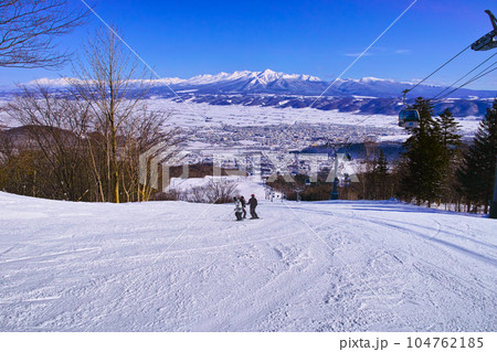 快晴の富良野スキー場から見る大雪山と十勝岳連峰、北の峰ゾーンのゴンドラリフト横の中級者コース上部で休 快晴の富良野スキー場から見る大雪山と十勝岳連峰、北の峰ゾーンのゴンドラリフト横の中級者コース上部で休 104762185