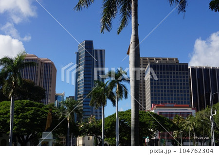 ハワイ ホノルル サウス･キング通りの街並み 104762304