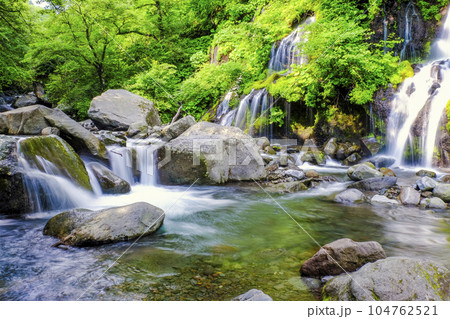 新緑の川俣川渓谷2 104762521