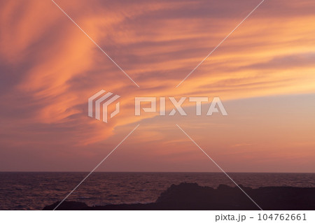 南原千畳岩海岸から望む夕焼けと雲 104762661