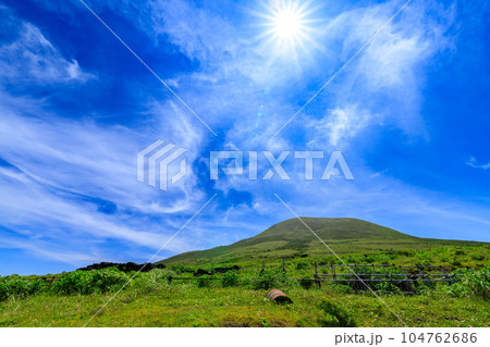 遊び平牧野看視舎から望む太陽と八丈富士 104762686