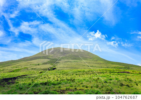 遊び平牧野看視舎から望む八丈富士 104762687