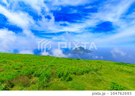 遊び平牧野看視舎から望む八丈小島 104762693