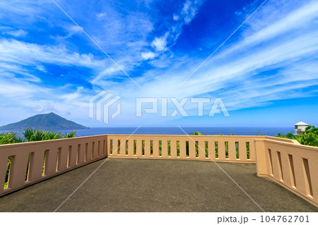 永郷展望台から見えた八丈小島と大越鼻灯台 104762701
