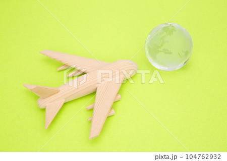 飛行機と地球儀 104762932