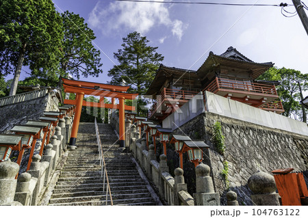 久井稲生神社 鳥居と神楽殿 広島県三原市 久井稲生神社 鳥居と神楽殿 広島県三原市 104763122