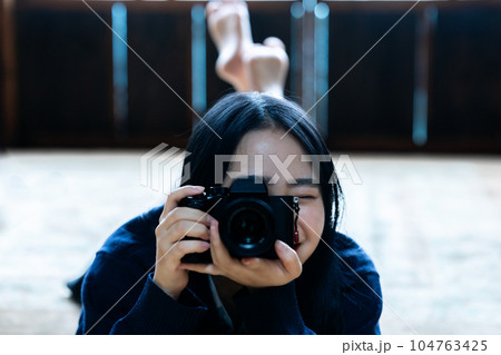 家にあったカメラを使ってみる女子高生 104763425