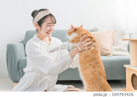 家で猫を抱っこする日本人女性(ペット・飼い主) 家で猫を抱っこする日本人女性(ペット・飼い主) 104763426