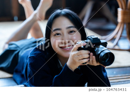 家にあったカメラを使ってみる女子高生 104763431