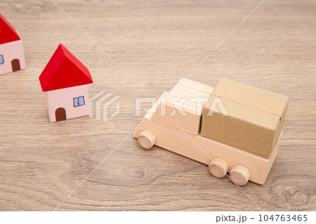 荷物を載せたトラックと住宅 荷物を載せたトラックと住宅 104763465