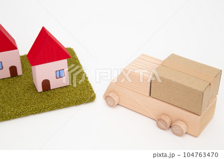 荷物を載せたトラックと住宅 荷物を載せたトラックと住宅 104763470