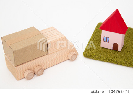 荷物を載せたトラックと住宅 荷物を載せたトラックと住宅 104763471