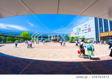 【兵庫県】8月・青空と阪神甲子園駅前の街風景 104763473