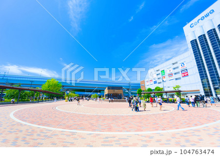 【兵庫県】8月・青空と阪神甲子園駅前の街風景 【兵庫県】8月・青空と阪神甲子園駅前の街風景 104763474