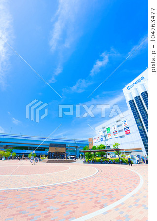 【兵庫県】8月・青空と阪神甲子園駅前の街風景 104763477