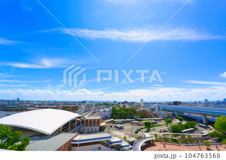 【兵庫県】8月・青空と西宮市の街風景 【兵庫県】8月・青空と西宮市の街風景 104763568