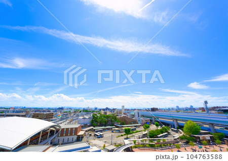 【兵庫県】8月・青空と西宮市の街風景 104763588